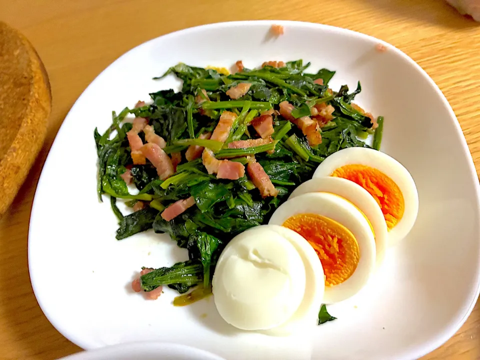 ほうれん草とベーコンソテー、ゆで卵。|くろーぶやんさん