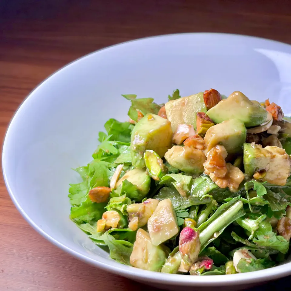 💫レシピ💫春菊とアボカドのナッツサラダ|biskesさん