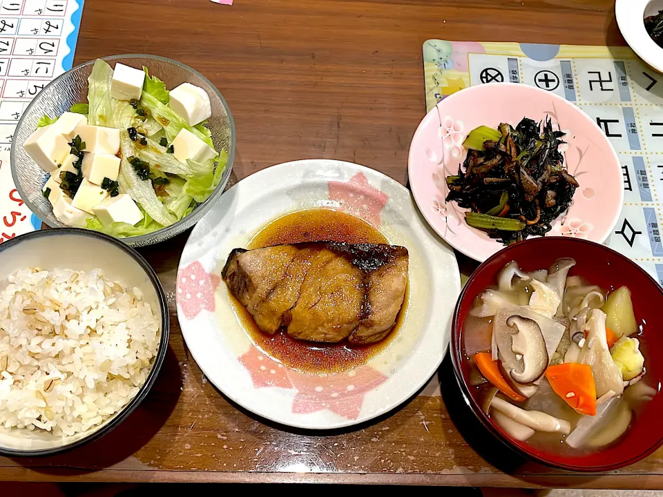 ぶりの照り焼き　根菜色々味噌汁　小松菜とひじきの炒め煮　豆腐サラダ|おさむん17さん