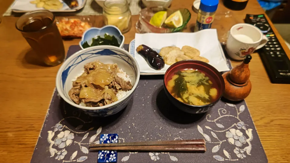 牛丼、なすとジャガイモの素揚げ、生ワカメの酢の物、生ワカメの味噌汁、キムチ、沢庵、六条麦茶、練乳かけ手作り牛乳ゼリー(夕飯)|enarinさん