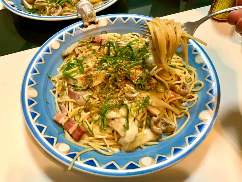 椎茸、エリンギ、舞茸、マッシュ、エノキを使って、バター醤油、鰹昆布だし味の和風？パスタ。|Takeshi  Nagakiさん