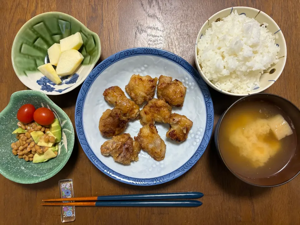 昨日からじっくり漬け込んだ唐揚げ
下味しっかりしみしみで、外はカリッと中はふっくらジューシー✨
一晩寝かせるだけで、味に深みが出て最高…

アボカド納豆
ねばとろコンビで栄養満点！
濃厚アボカドと納豆のコラボがたまらん◎
ご飯にも合うし、そのままつまみにもぴったり✨

今日もおいしくできました|よらさん