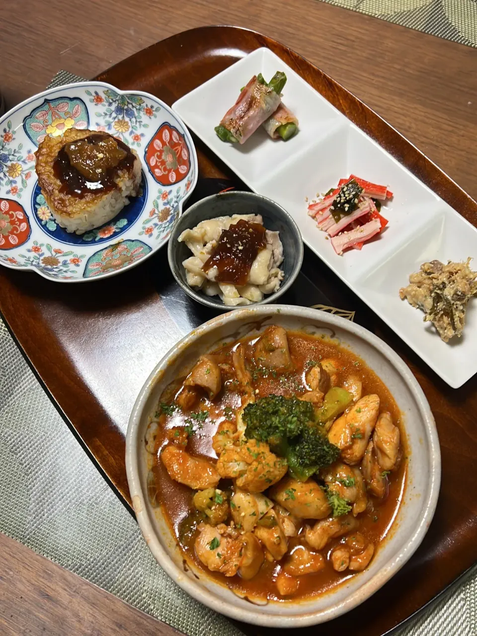 鶏のオーロラ煮　豚味噌ゆずの焼きおにぎり　鮪マヨ煮　鶏皮ゆずジュレソースかけ　アスパラベーコン　カニかま和え|チャコイブさん