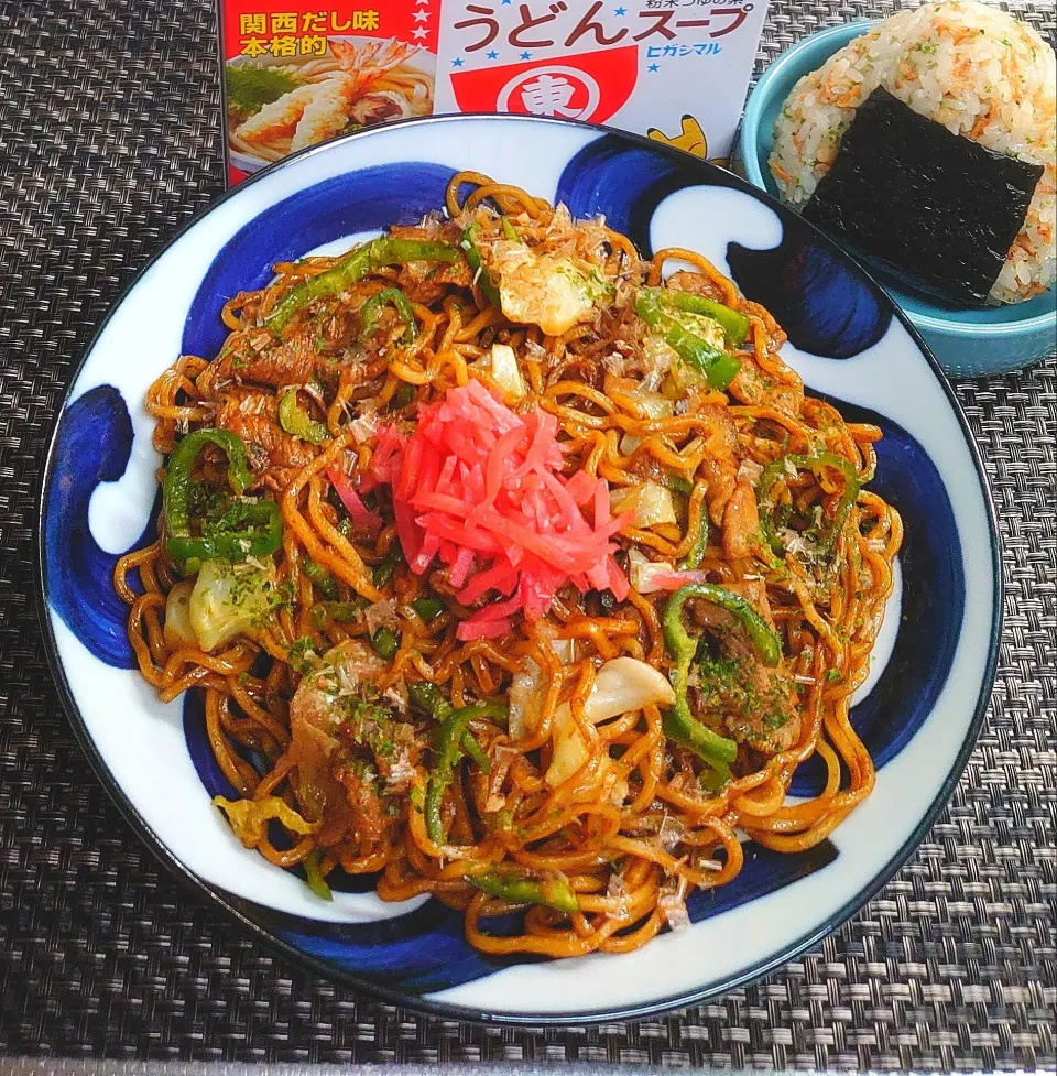 ヒガシマルたぬきむすび＆ソース焼きそば♪ムスコの置きランチ|からあげビールさん