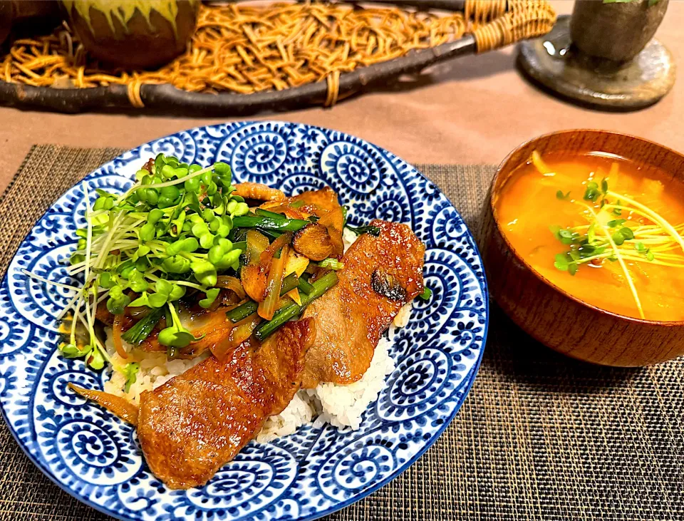 焼肉丼🍻カボチャ、ダイコン、タマネギ味噌汁|miyuki🌱さん