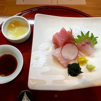 向付　鮪、鯛昆布〆、ホウボウ、有東木産山葵、生海苔、菊花酢漬|こいちさん