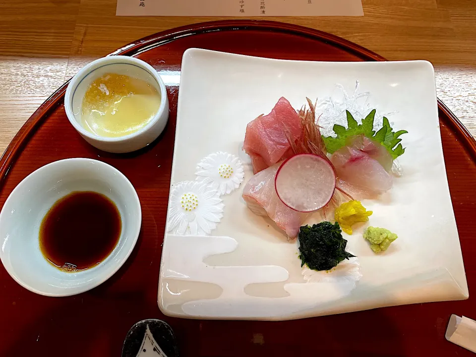 向付　鮪、鯛昆布〆、ホウボウ、有東木産山葵、生海苔、菊花酢漬|こいちさん