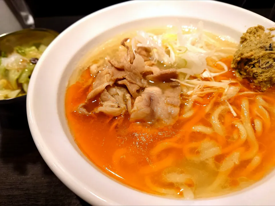 【本日の裏うーラー(X限定)】 
【TRYラーメン大賞2025~2026
新店つけ麺部門第5位】 
弐昇 早稲田 
エビ油の温麺 (1,100円)
＋キャベツ増し (50円) 
＠早稲田8分 
(JR高田馬場駅から徒歩21分)
25312
〈醤152塩50噌󠄀23タ10昆9出15
F17冷27混4つ3焼1ポ1〉|大脇さん