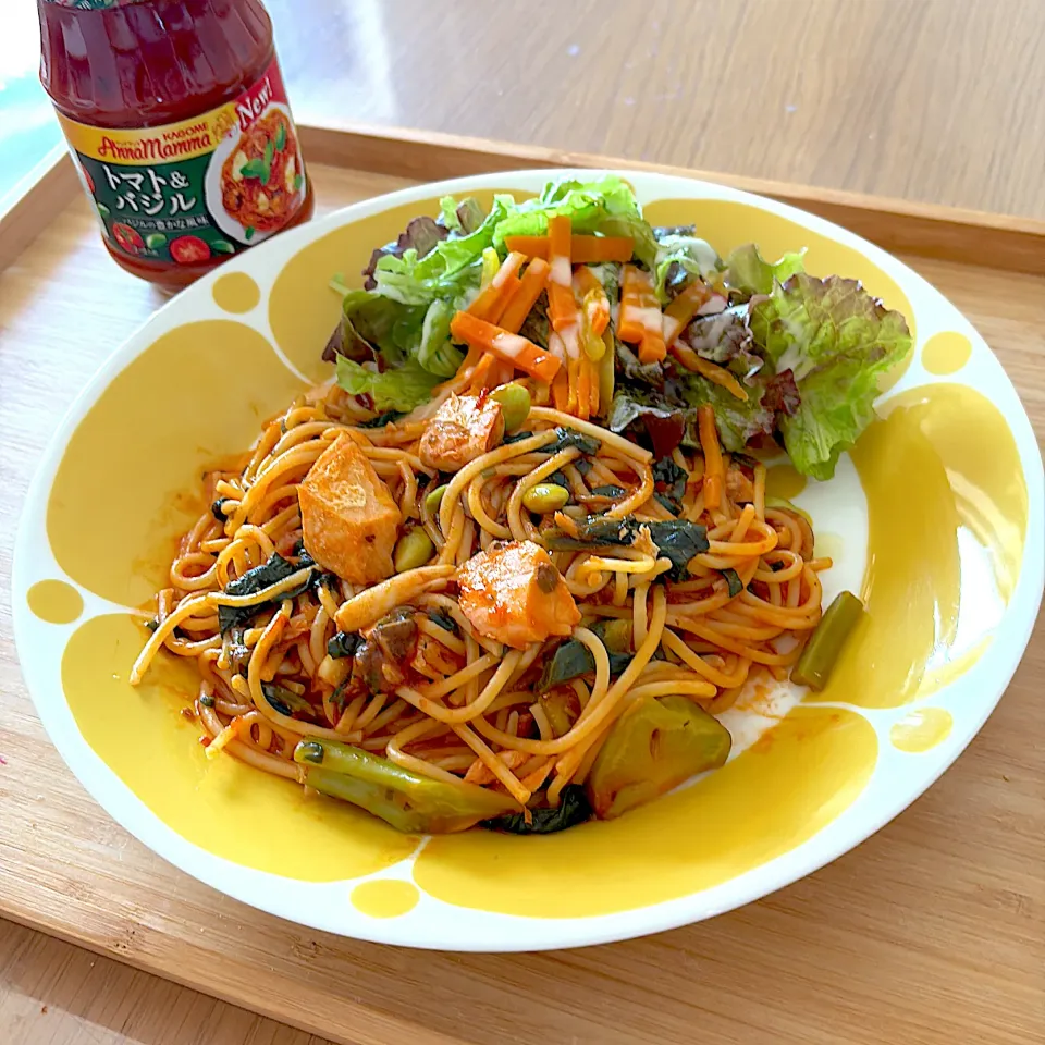 サーモンとほうれん草のトマトバジルパスタ|☺︎Forestさん