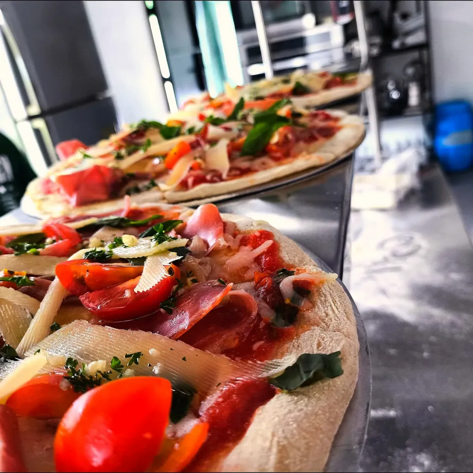 pizza tipo napolitana con jamón serrano, queso grana, albahaca, pesto y tomates cherry|Steve Espinozaさん