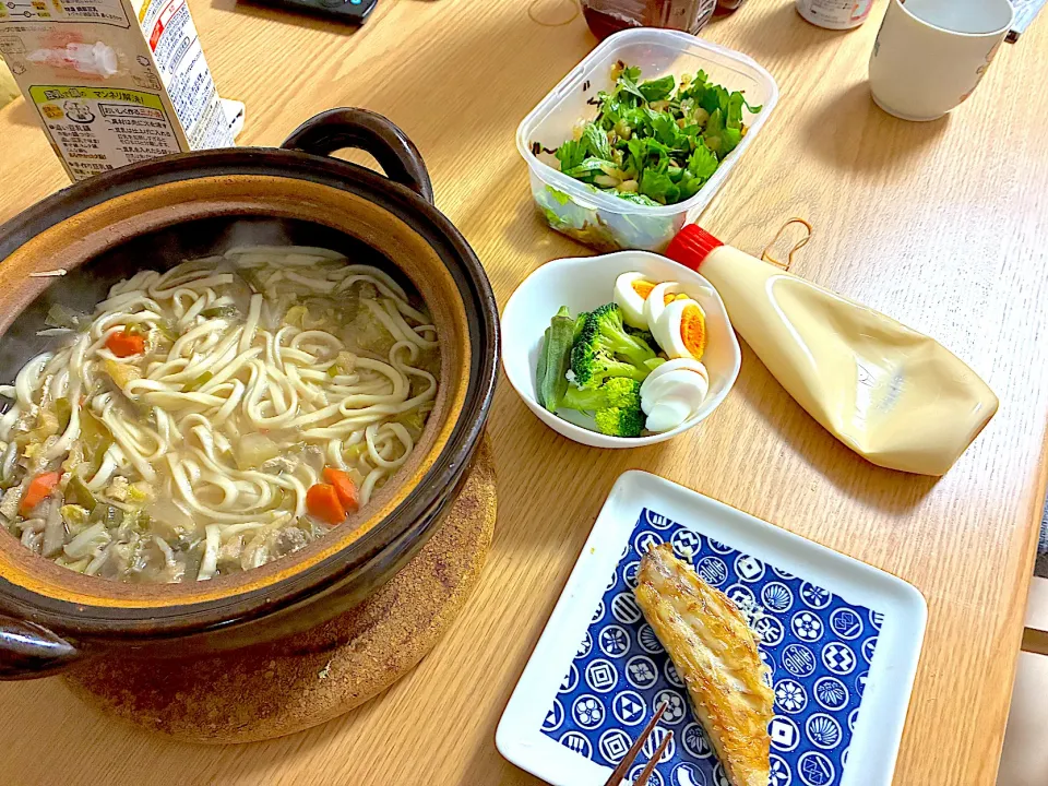 鶏むね肉と根菜のうま味噌うどんすき、しまほっけ塩焼き、ゆで卵、温野菜、いかくんセロリ|くろーぶやんさん