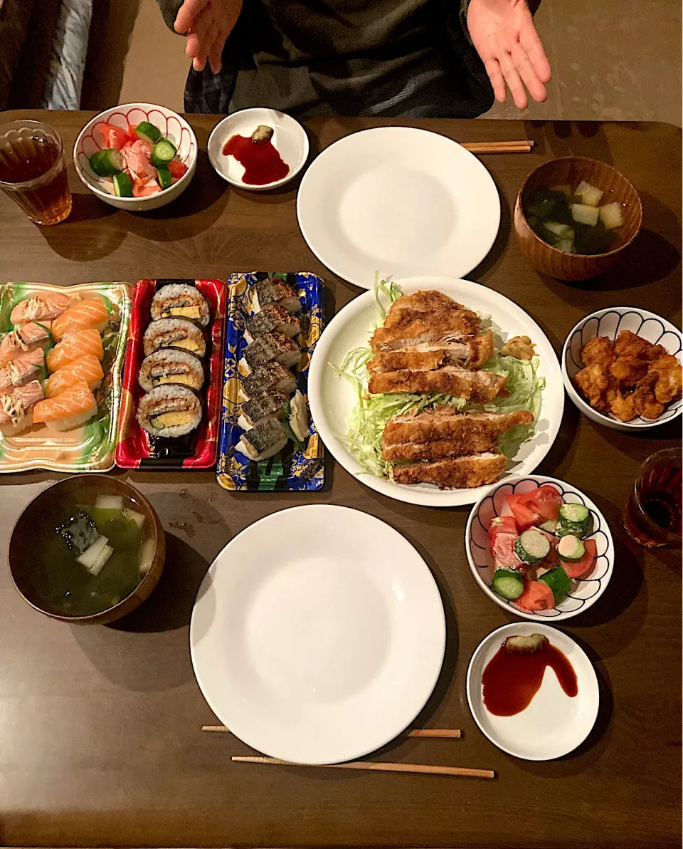 今日の晩ご飯　サノヤ飯　スーパー「サノヤ」さんではやとが買った鰻巻き、焼き鯖寿司、サーモン＆炙りサーモン寿司、ぼくが買ったチキンカツ、アンコウの唐揚げ、トマトときゅうりのサラダ、キャベツの千切り、「サノヤ」さんとは関係ないけど大根とわかめのお吸い物|なびさん