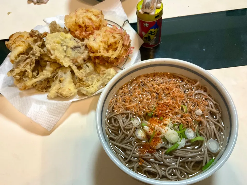 舞茸を大量に貰ったので、今日は、舞茸天と紅生姜のかき揚げでお蕎麦。|Takeshi  Nagakiさん