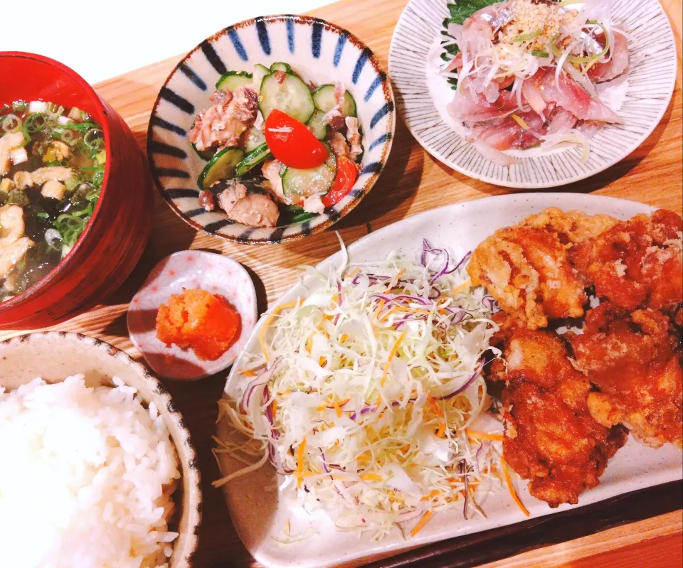 唐揚げ、鯵のたたき、鯖ときゅうりとトマトのサラダ、明太子、お味噌汁|samさん