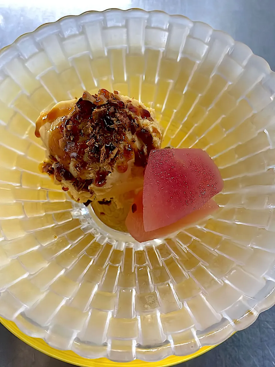 キャラメルアイスクリームと炒りアーモンド　アクセントに五所川原林檎のコンポート|hotsusan30さん