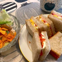 卵サンド&パプリカマリネサンド、タコスのせサラダを添えたランチ|こむぎこさん