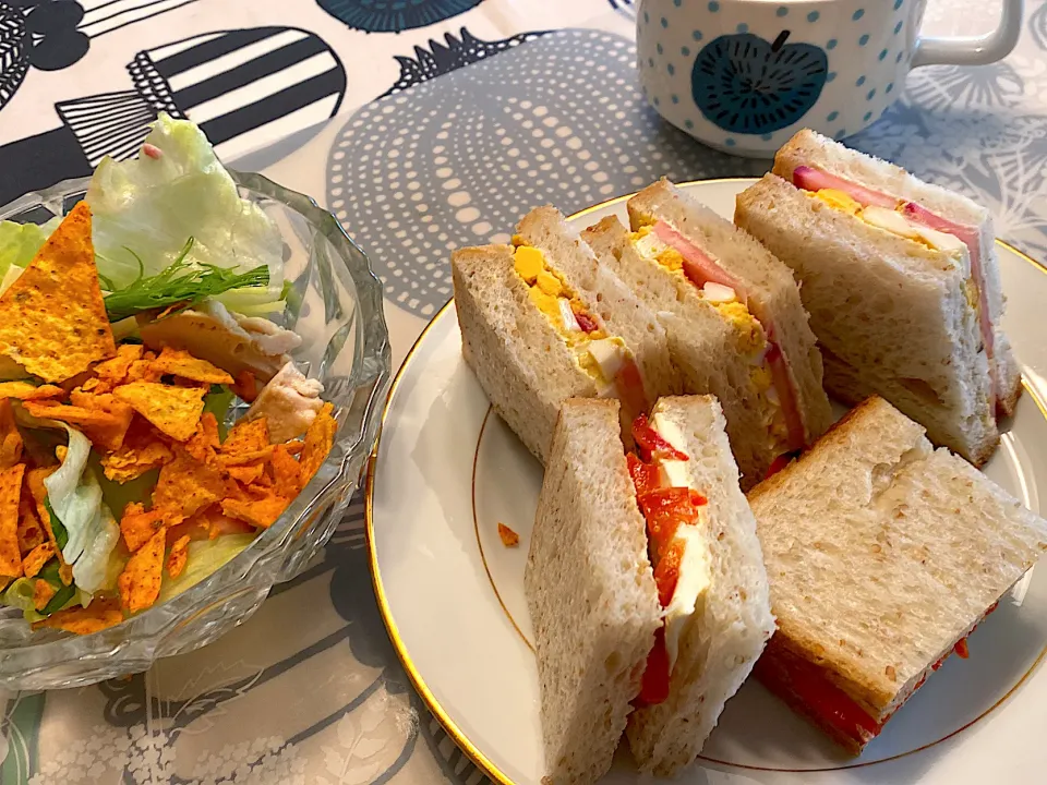 卵サンド&パプリカマリネサンド、タコスのせサラダを添えたランチ|こむぎこさん