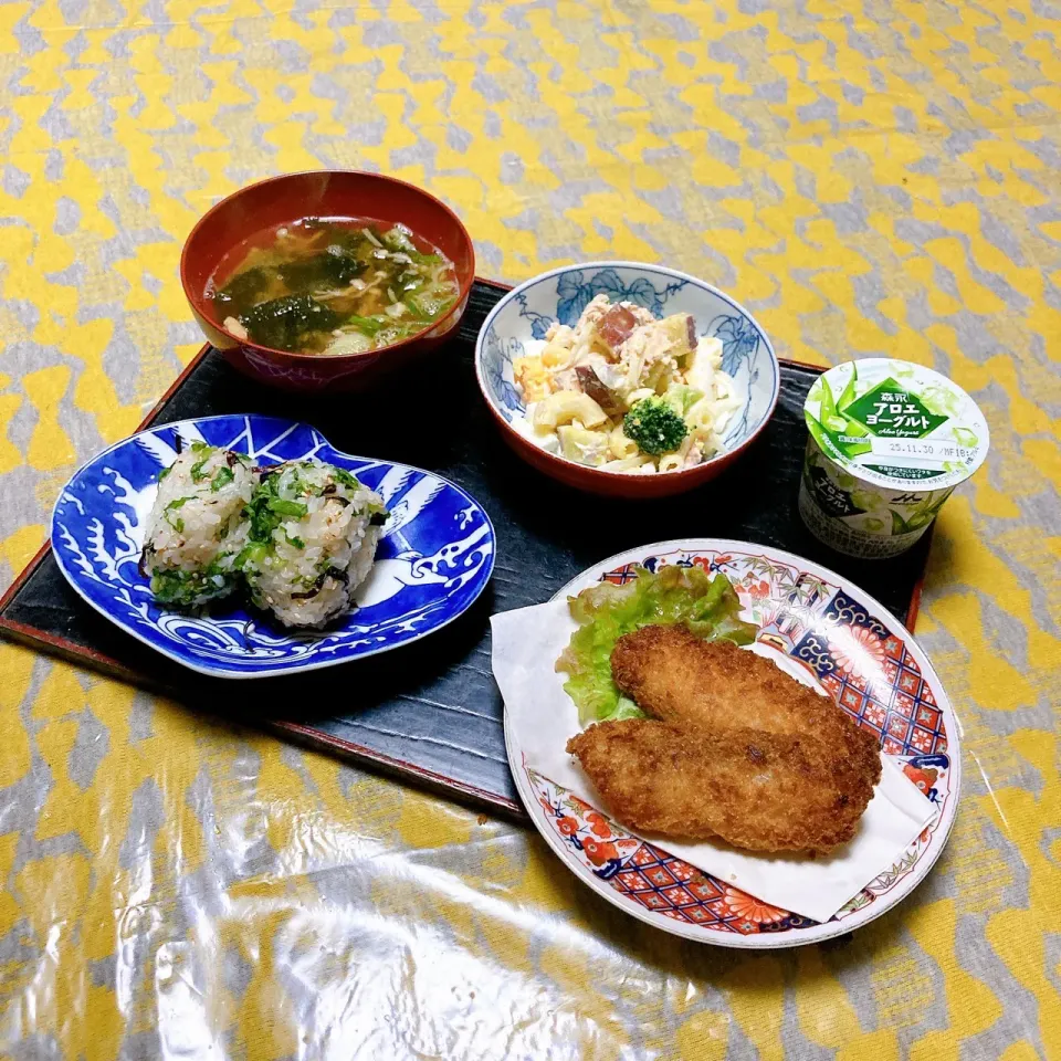 grandmaの晩ごはん☆ 今夜はさつま芋とマカロニでサラダに鮭のフライを…大根菜のおにぎりとお味噌汁で頂きます|kaoriさん