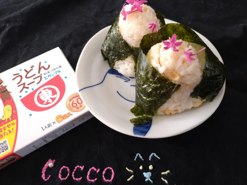 うどんスープを使ってたぬきおにぎり✨|cocco+さん