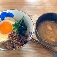 朝ごはんに目玉焼き丼|ひーさん
