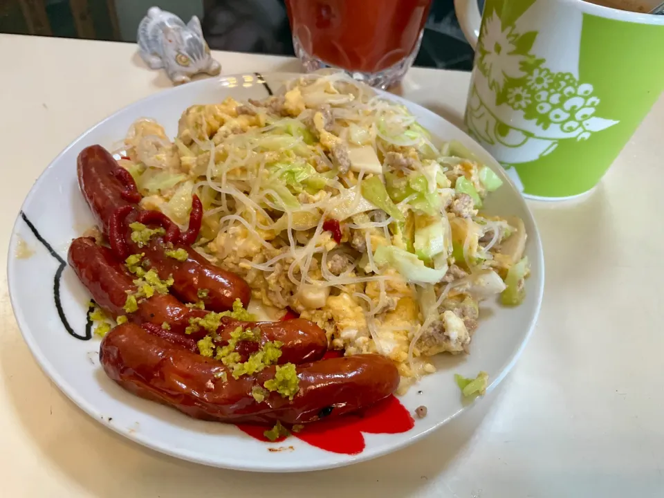 挽肉とキャベツとエリンギでビーフンの卵とじの朝ごはん|Takeshi  Nagakiさん