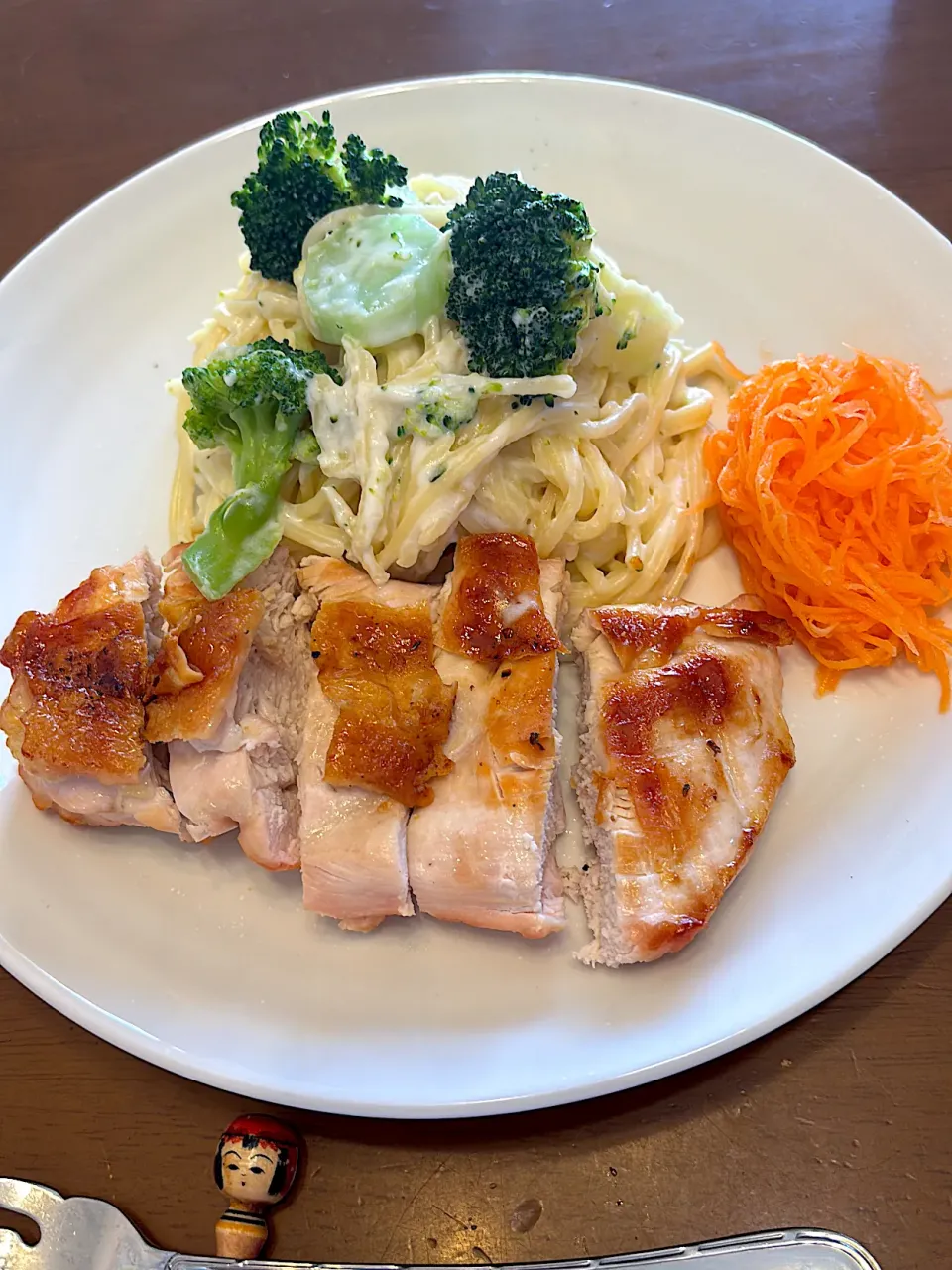 ブロッコリーのクリームスパゲティと鶏むね肉グリルとキャロットラペのワンプレート理ランチ|masaさん