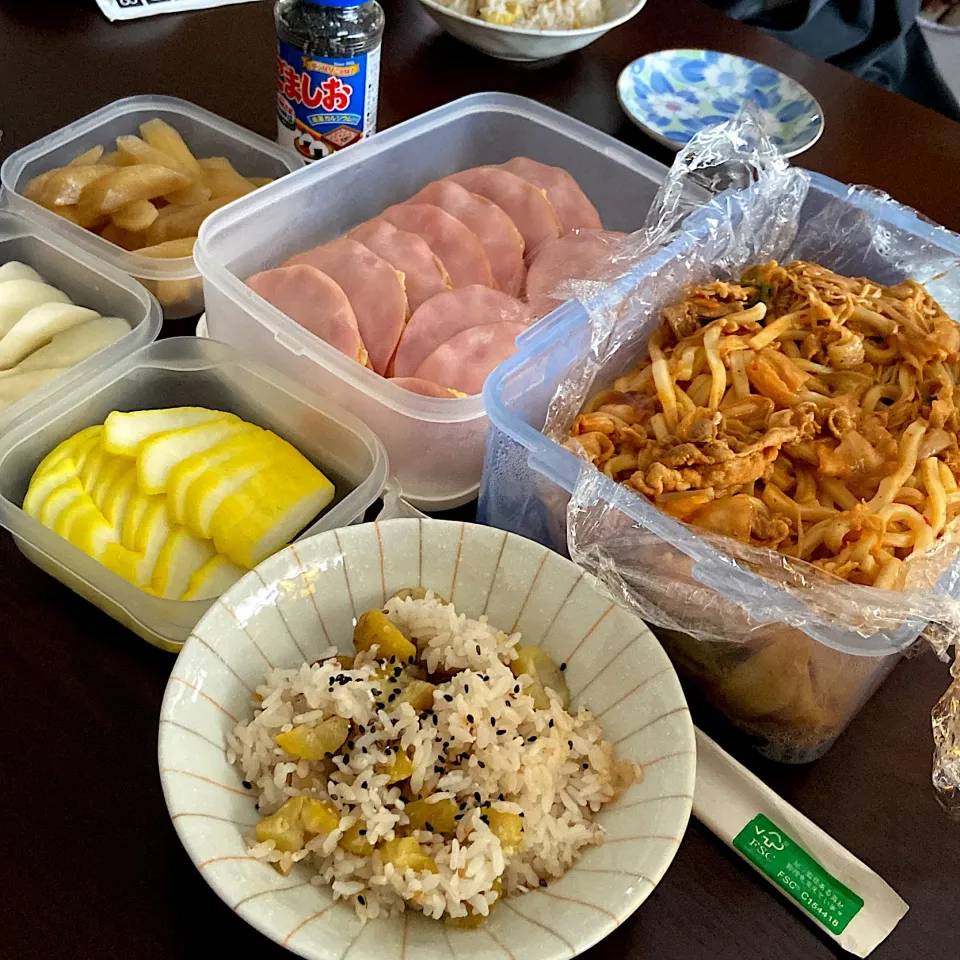 本日ババ会　キムチ焼きうどん　栗ご飯　ポテサラハムサンド　たくあん|renharuruさん