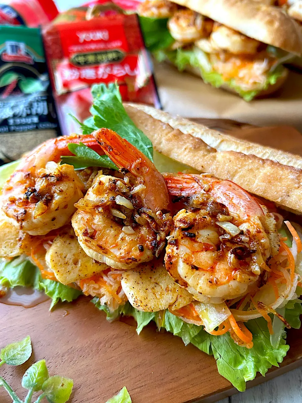 【ユウキ世界の食卓探検隊】ガーリックシュリンプ🦐のバインミー|まなまな♡さん