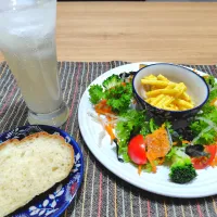 焼きたてパンとサラダプレートで晩酌♪|おかめんさん