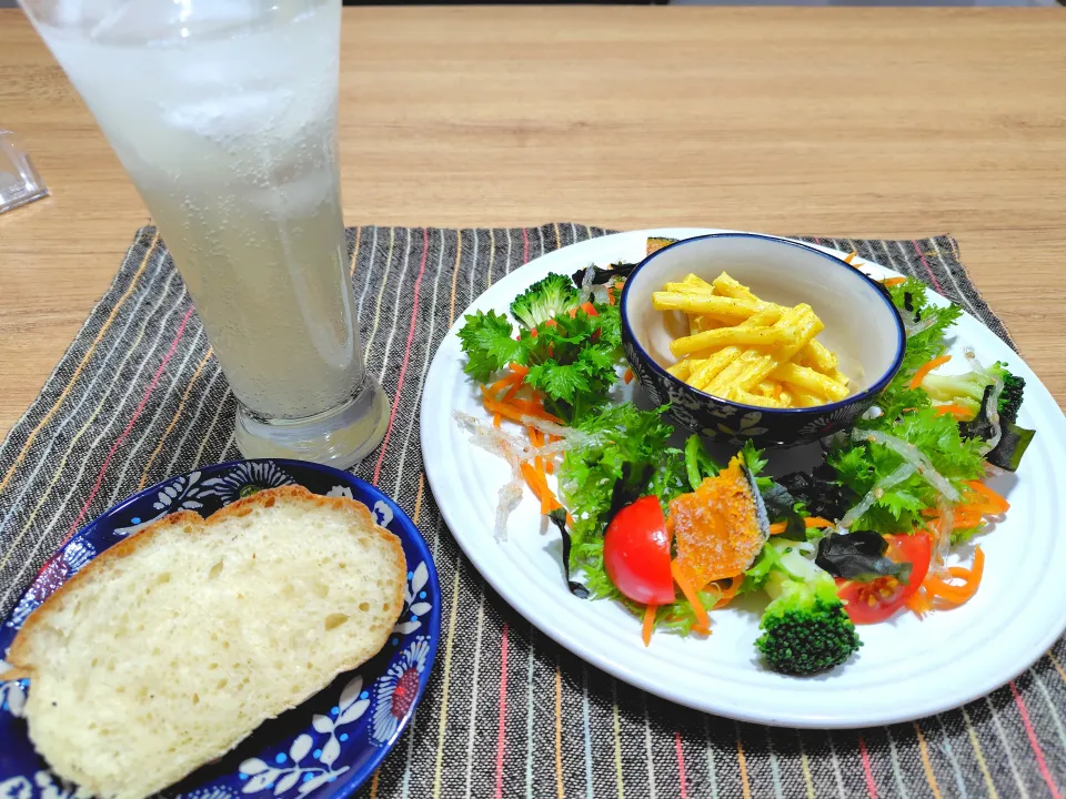 焼きたてパンとサラダプレートで晩酌♪|おかめんさん
