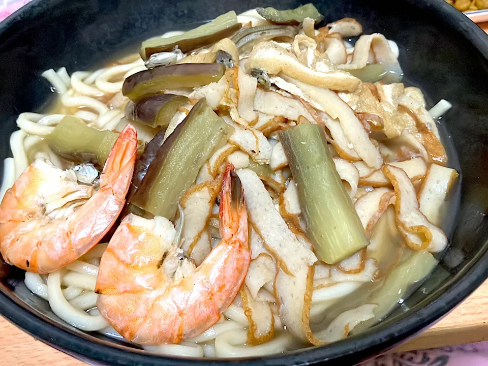 5日前の独り酒の肴＆晩御飯 具材は全て出汁用の郷土料理的な煮込みうどん イリコ、じゃこ天、長🍆、油揚げ、エビの出汁を楽しむ郷土料理的な田舎煮込みうどん|🐈⸒⸒⸒⸒つるのダンス🐈🐾さん