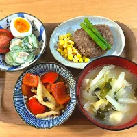 #酒蒸しハンバーグ #パプリカときのこのコンソメ炒め #きゅうりツナのサラダ #白菜大根玉ねぎわかめのお味噌汁| しょうママさん