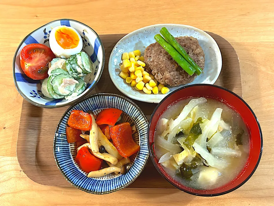 #酒蒸しハンバーグ #パプリカときのこのコンソメ炒め #きゅうりツナのサラダ #白菜大根玉ねぎわかめのお味噌汁|しょうママさん