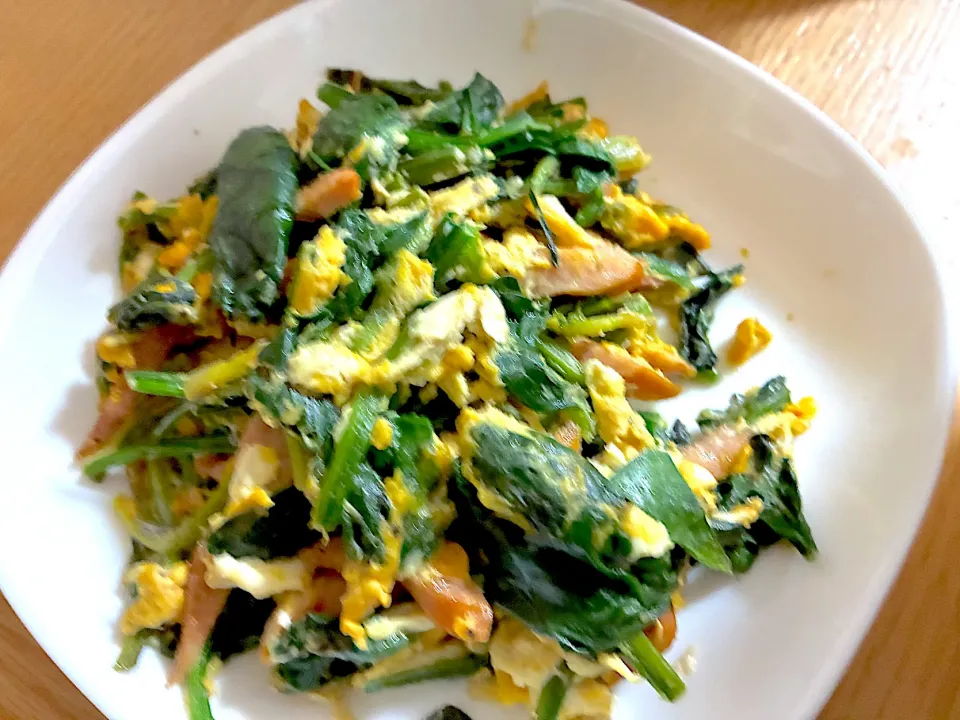 ほうれん草とソーセージと玉子ソテー。|くろーぶやんさん