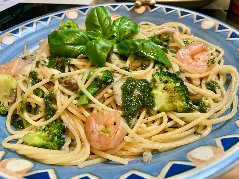 エビ🦐とブロッコリー🥦と舞茸🍄のバター風味のパスタに自家製ジェノベーゼソースを散らして。。。|Takeshi  Nagakiさん
