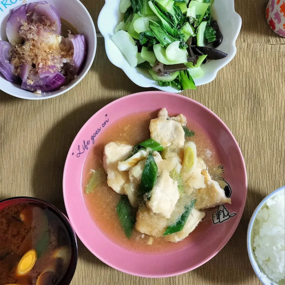 🌛*゜鶏みぞれ煮 / チンゲン菜とキクラゲ中華炒め / タマネギのバターポン酢おかか / 味噌汁|Ayakaさん