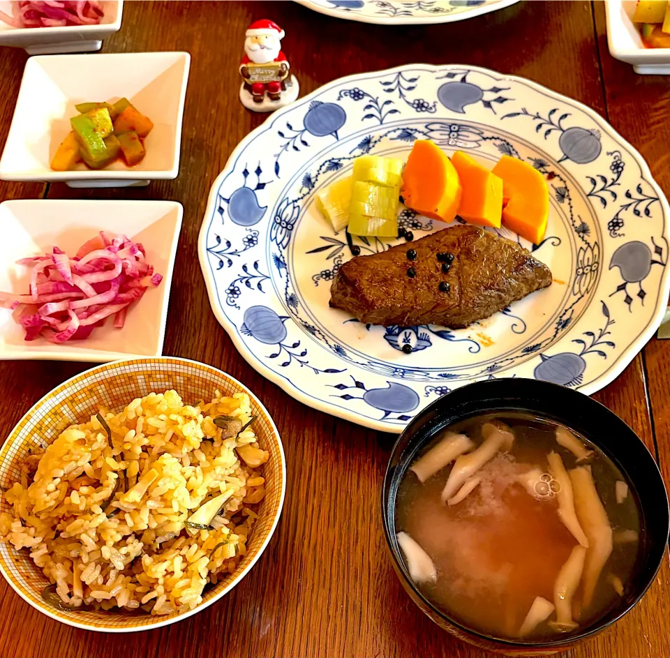 晩ごはん♯ステーキ🥩♯炊き込みご飯♯大根梅酢♯自家製カクテキ|小松菜さん