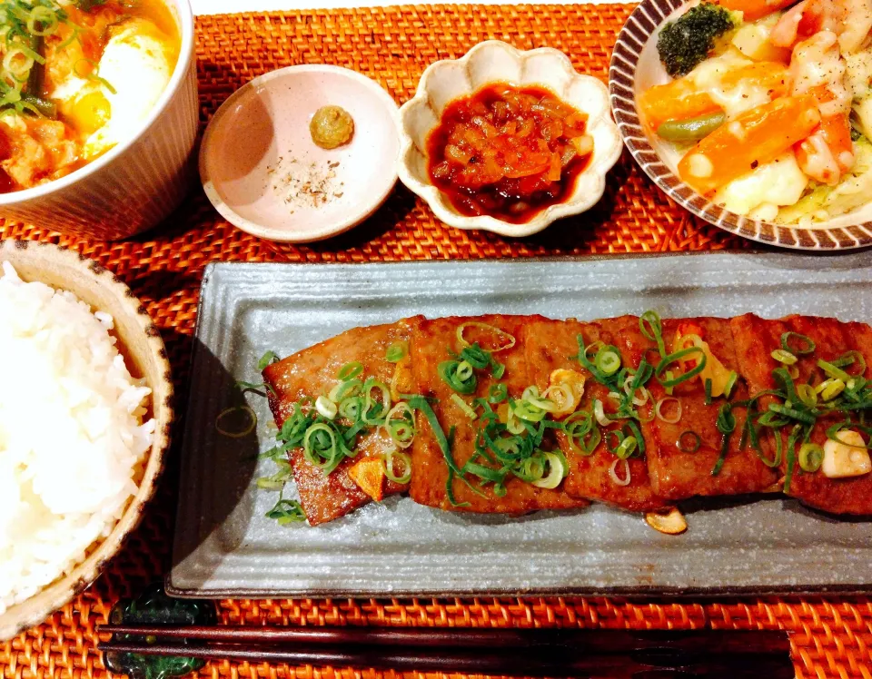 粗挽き肉ステーキ、温野菜のチーズ蒸し、チゲスープ|samさん