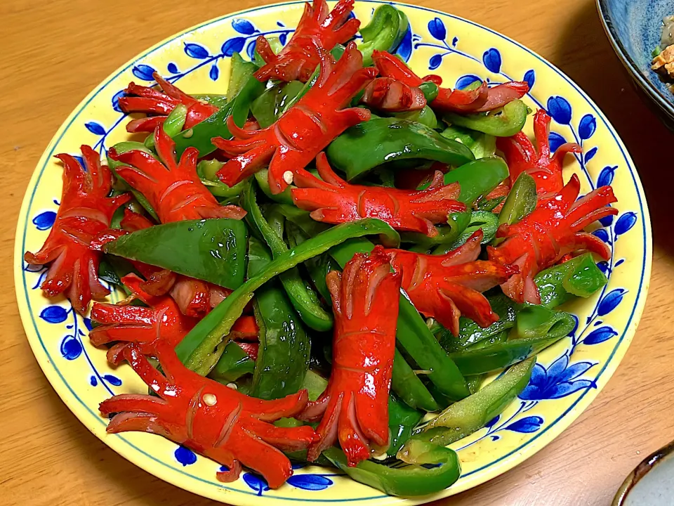 赤ウインナーをカニに切るのは単に美味しく簡単に焼けるからで飾ったり盛ったりするつもりではありません  冷蔵庫のピーマンと赤ウインナーのカニの沼地獄どっぷりソテー|🐈⸒⸒⸒⸒つるのダンス🐈🐾さん