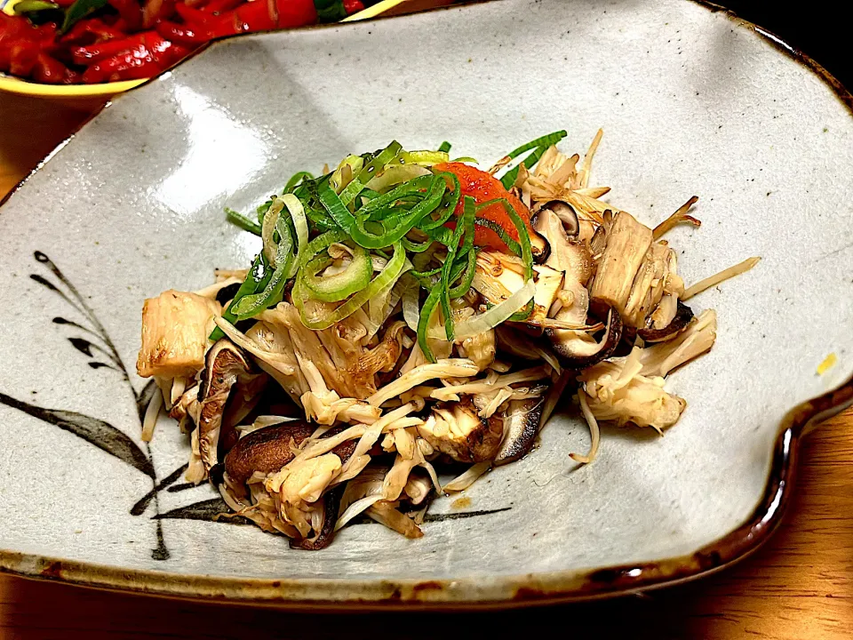 半端に残ってた原木椎茸とえのき茸の素焼 味はもみじおろしに自家製ポン酢 コレまたヘルシーな料理|🐈⸒⸒⸒⸒つるのダンス🐈🐾さん