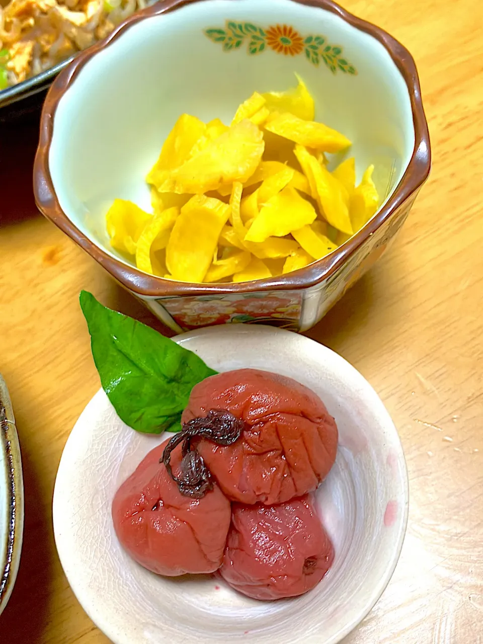 やはり〆は昔ながらの本干したくあんと自家製赤シソ梅干し 葉っぱは胡椒の葉っぱ🌱|🐈⸒⸒⸒⸒つるのダンス🐈🐾さん