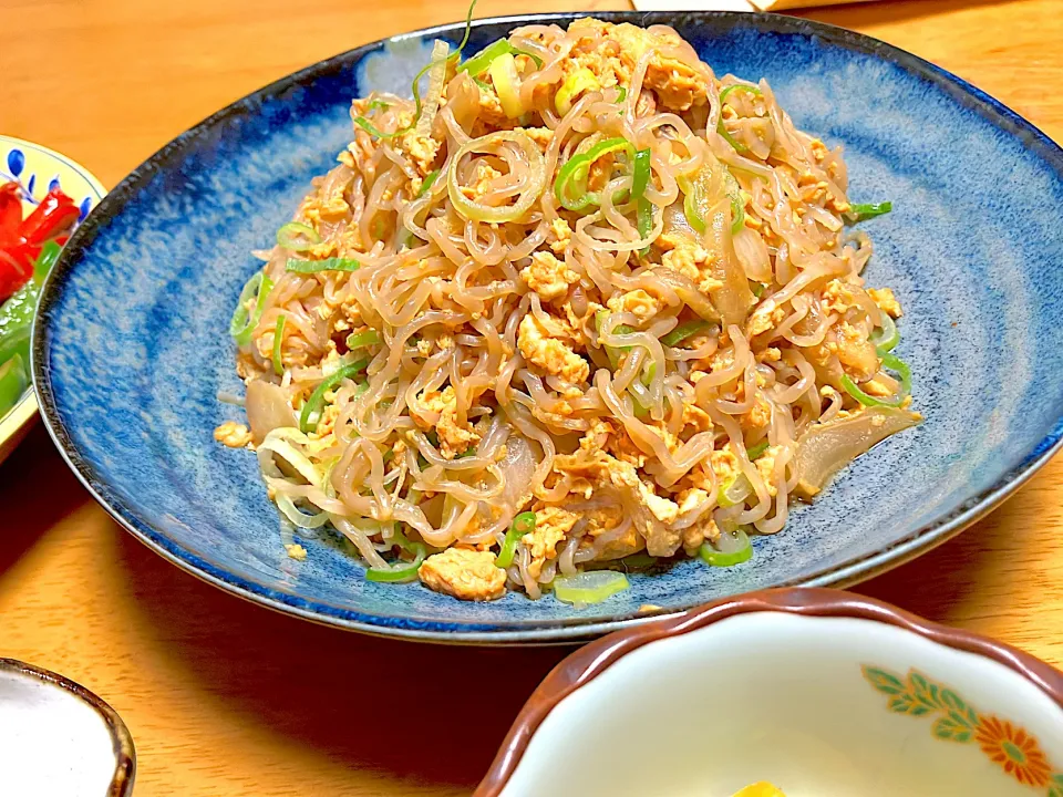 1kg200円の訳あり端っこ糸こんにゃくを使って すき煮風卵とじ 半端に余ってた玉ねぎ🧅半分とちょこっと余ってたネギでヘルシー料理 こんなに糸こんにゃくを使っても1kgこんにゃくはまだ300ｇ位あります 糸こんにゃく大好きな私に必須な素材|🐈⸒⸒⸒⸒つるのダンス🐈🐾さん