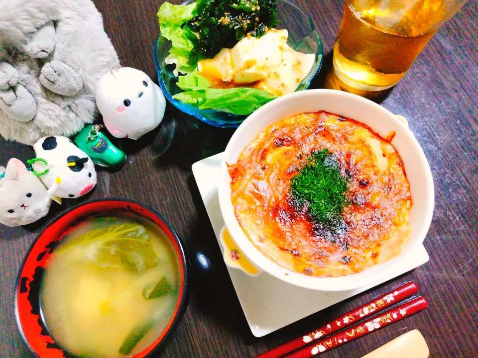 明太もちチーズポテトグラタン、小松菜と豆腐の味噌汁、豆腐とワカメのサラダ|サトリさん