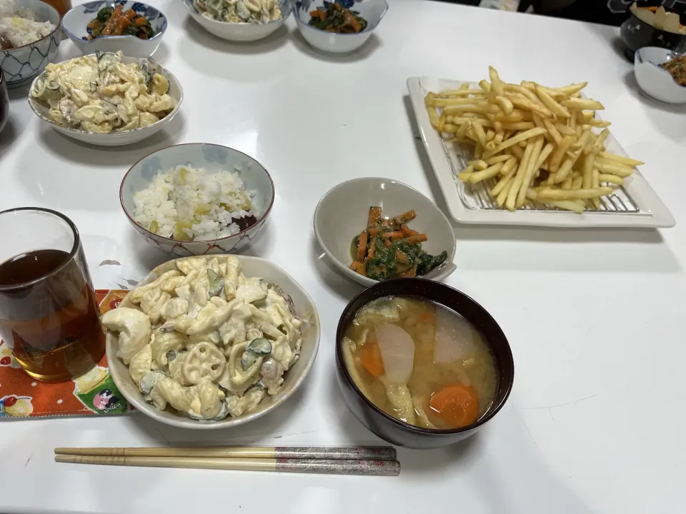 晩御飯☆マカロニサラダ☆ほうれん草と人参の胡麻和え☆フライドポテト☆さつま芋ご飯|Saharaさん