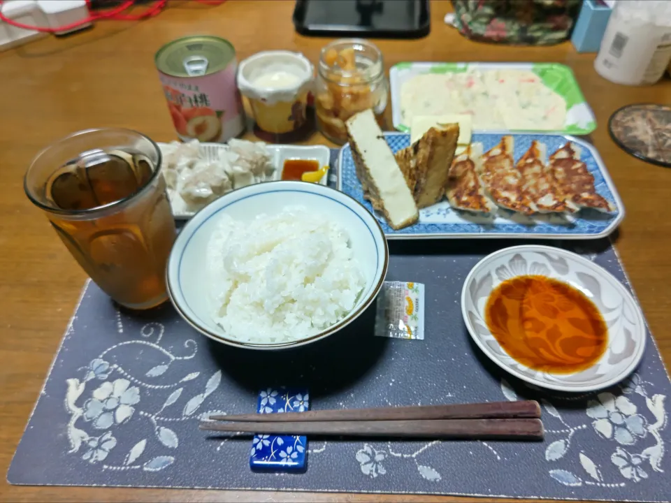 ご飯、焼き餃子、焼売、網焼きした絹厚揚げ、プロセスチーズ、ポテトサラダ、かつやの割干大根漬、烏龍茶、練乳かけ手作り牛乳ゼリー、わけあり白桃缶詰(夕飯)|enarinさん