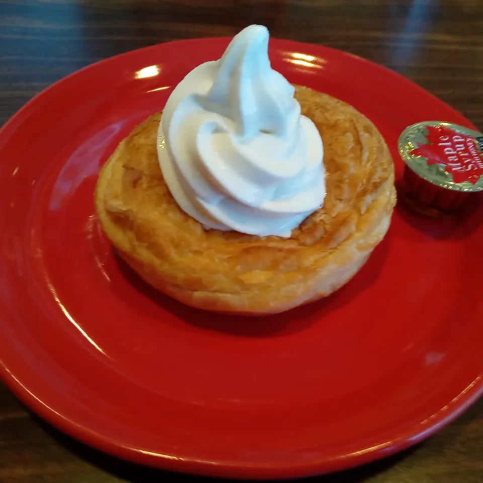 焼きたてデニッシュソフトクリーム添え|よっちびやばんぶーさん