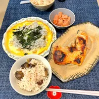 しらす卵ピザ、鮭カマ焼、栗ご飯|kekekeさん