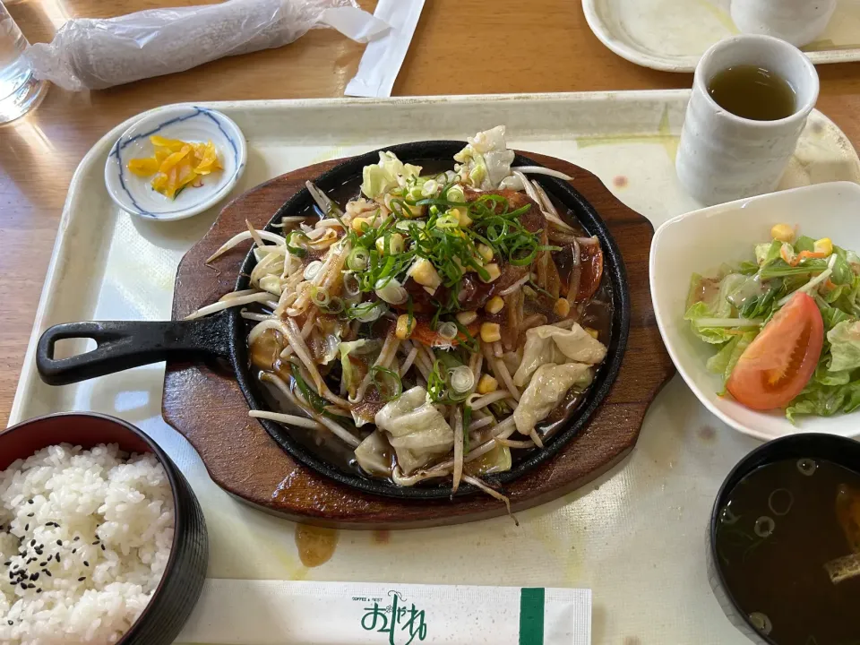 野菜たっぷりおじゃれバーグ|Morito Kamiyaさん