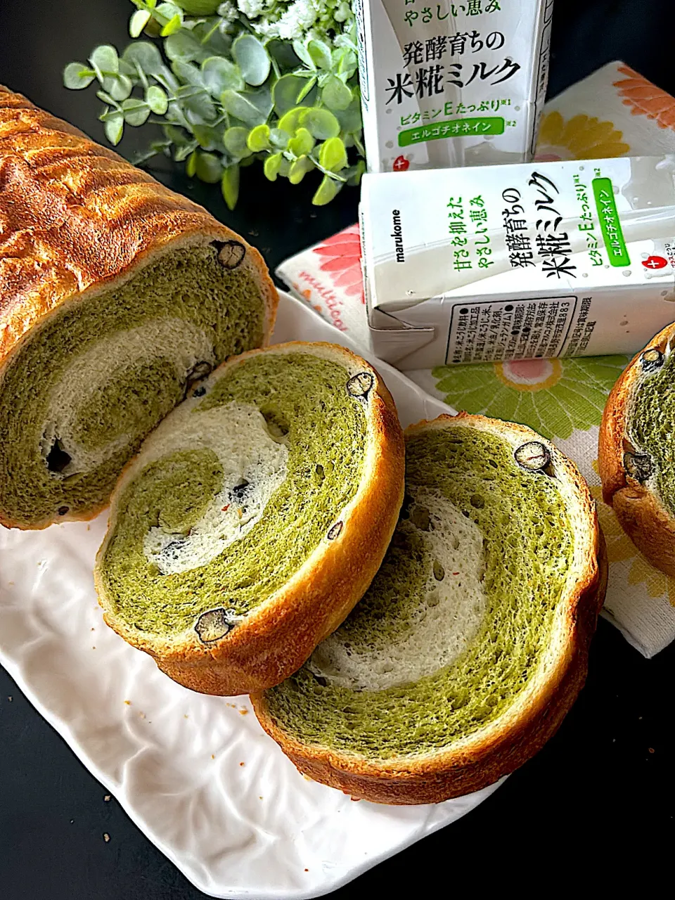 米糀ミルクで抹茶と黒豆のラウンドパン🌀|とんちんさん