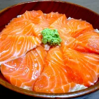 サーモン丼です🐟|うしですさん
